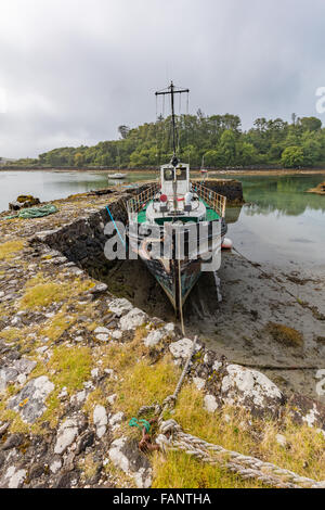 Bateaux abandonnés dans le vieux port, l'île de Eigg, petites îles Hébrides intérieures, Ecosse, Banque D'Images