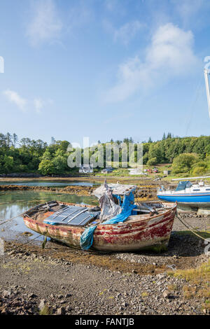 Bateaux abandonnés dans le vieux port, l'île de Eigg, petites îles Hébrides intérieures, Ecosse, Banque D'Images