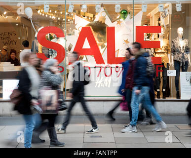 Les personnes de passage dans la région de signes de vente d''Oxford Street. Banque D'Images