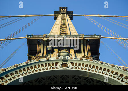 Style Beaux-Arts détail architectural de la tour du pont de Manhattan avec arch et les câbles au coucher du soleil, Brooklyn, New York City