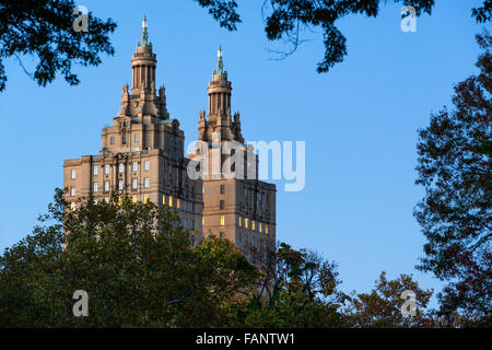 Close-up des deux tours de l'édifice de San Remo au crépuscule, à travers Central Park, Upper West Side, Manhattan, New York City. Banque D'Images