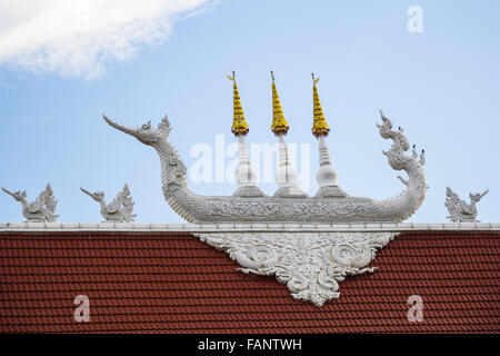 Détail de Toit de temple Wat Huay Pla Kang Chiangrai, Thaïlande Banque D'Images