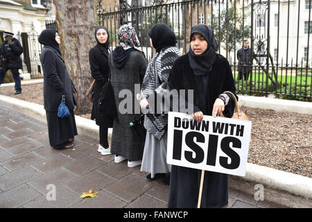 Mayfair, London, UK. 2e décembre 2016. Manifestation devant l'ambassade saoudienne à Londres contre l'exécution de Cheikh Nimr Banque D'Images