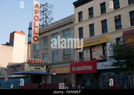 APOLLO THEATRE SIGNER CENT VINGT CINQUIÈME RUE HARLEM MANHATTAN NEW YORK USA Banque D'Images