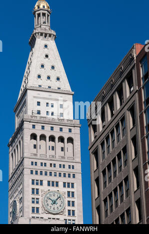 NEW YORK, tour de l'horloge de la Métropolitaine, Compagnie d'assurance vie. 1 Madison Ave Ce edficio office de la même société nommée, a été construite en 1893, mais en 1909 a été ajouté un nouveau tour qui est devenu le plus haut de la ville jusqu'en 1913, il a été surclassé par le Woolworth Building. Montres, avec des zones de 8 mètres de diamètre, sont éclairés la nuit, changeant de couleur en fonction des événements tels que l'Empire. Banque D'Images