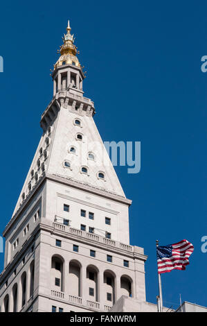 NEW YORK, tour de l'horloge de la Métropolitaine, Compagnie d'assurance vie. 1 Madison Ave Ce edficio office de la même société nommée, a été construite en 1893, mais en 1909 a été ajouté un nouveau tour qui est devenu le plus haut de la ville jusqu'en 1913, il a été surclassé par le Woolworth Building. Montres, avec des zones de 8 mètres de diamètre, sont éclairés la nuit, changeant de couleur en fonction des événements tels que l'Empire. Banque D'Images