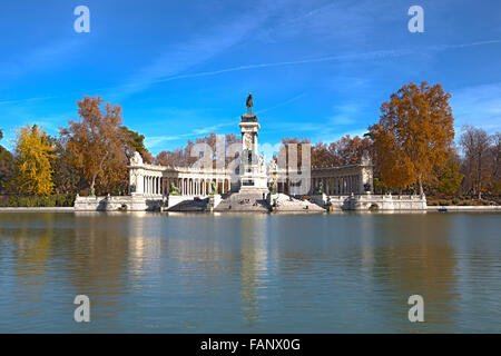 Monument au roi Alphonse XII au célèbre parc Retiro, Madrid, Espagne. HDR Banque D'Images