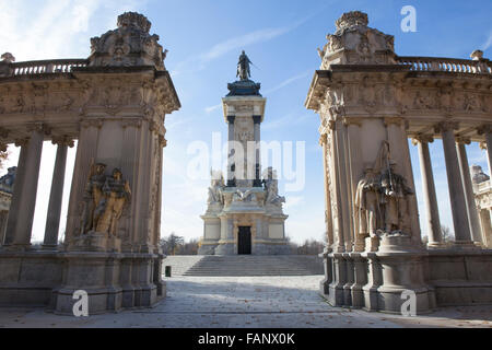 Monument au roi Alphonse XII au célèbre parc Retiro, Madrid, Espagne Banque D'Images