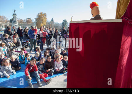 MADRID - 5 décembre : avec des performances de théâtre de marionnettes dans le parc Retiro sur décembre 5, 2015 à Madrid, Espagne. Ce Banque D'Images