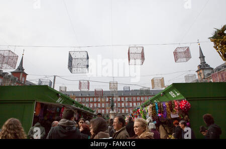 MADRID, ESPAGNE - 07 décembre : Les gens achètent des cadeaux de Noël dans les étals de marché sur la Plaza Mayor, décembre 07, 2015 Banque D'Images