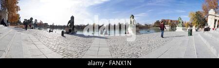 MADRID - 5 décembre : Monument au roi Alphonse XII au célèbre parc Retiro, Madrid, Espagne 5, 2015. Vue panoramique tourné Banque D'Images