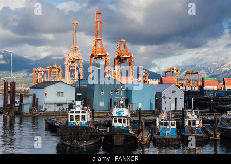 Les remorqueurs en attente de travail à proximité du port dock Vancouver container Banque D'Images