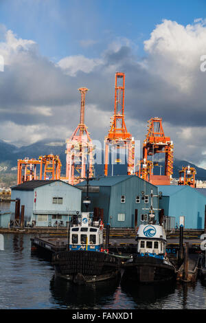 Les remorqueurs en attente de travail à proximité du port dock Vancouver container Banque D'Images