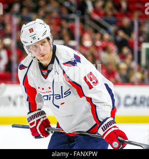 Les Capitals de Washington center Nicklas Backstrom (19) au cours de la LNH, match entre les Capitals de Washington et les Hurricanes de la Caroline au PNC Arena. Banque D'Images