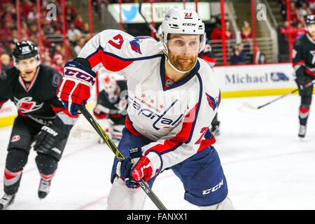 Le 31 décembre 2015 - Le défenseur Karl Alzner Capitals de Washington (27) au cours de la LNH, match entre les Capitals de Washington et les Hurricanes de la Caroline au PNC Arena. (Crédit Image : © Andy Martin fils via Zuma sur le fil) Banque D'Images