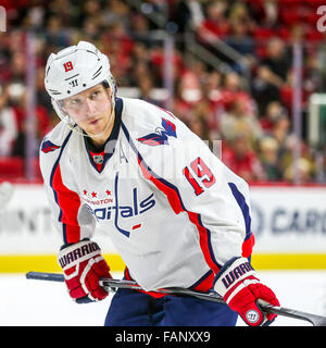 Le 31 décembre 2015 - Les Capitals de Washington Nicklas Backstrom centre (19) au cours de la LNH, match entre les Capitals de Washington et les Hurricanes de la Caroline au PNC Arena. (Crédit Image : © Andy Martin fils via Zuma sur le fil) Banque D'Images