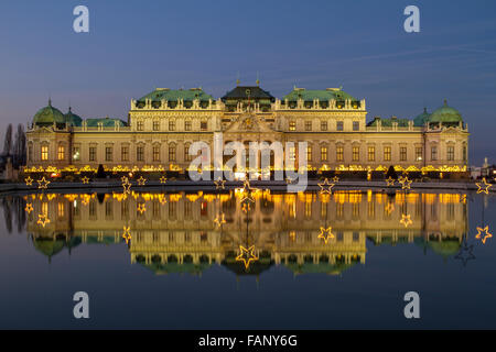 Marché de Noël avec des lumières de Noël en face du Palais du Belvédère, la réflexion dans le lac, Vienne, Autriche Banque D'Images