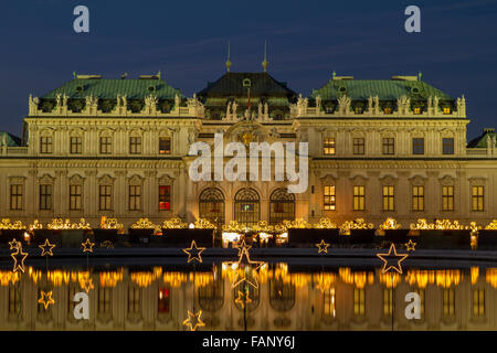 Marché de Noël avec des lumières de Noël en face du Palais du Belvédère, la réflexion dans le lac, Vienne, Autriche Banque D'Images