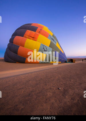 Hot Air Balloon étant remplis d'air, Kulala Wilderness Reserve, Désert du Namib, Tsaris, Montagnes, Région Hardap Namibie Banque D'Images