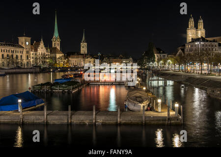 Scène de nuit, vue depuis la rue de pont sur la rivière Limmat, Saint Pierre, Fraumünster Grossmünster et, Zurich, Zurich Banque D'Images