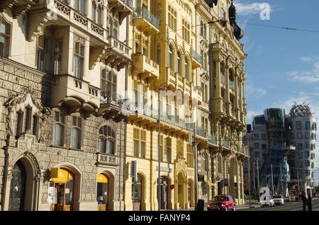 Prague, les immeubles à appartements, Masarykovo nábřezi Banque D'Images