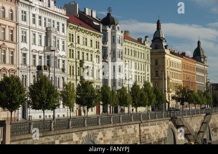 Prague, les immeubles à appartements, Masarykovo nábřezi Banque D'Images