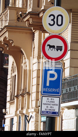 Prague, étrange collection de la signalisation routière Banque D'Images