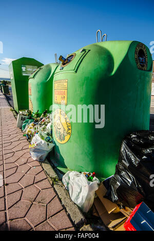 Débordement du point de recyclage. Ciudad Quesada est un district de la municipalité de Rojales dans la province d'Alicante, en Espagne. Principalement résidentiel Banque D'Images