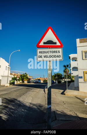 Ralentissements. Ciudad Quesada est un district de la municipalité de Rojales dans la province d'Alicante, en Espagne. Principalement résidentiel Banque D'Images
