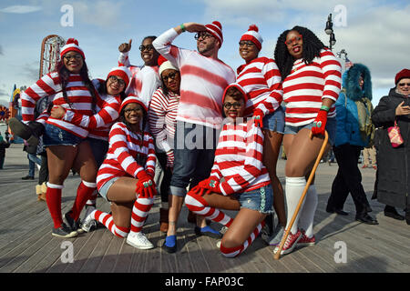 Un groupe qui portaient tous des rayures rouge et blanc sur la plage de Coney Island sur de nouvelles années avant le le Polar Bear Club natation. Banque D'Images