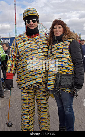 Metrocard homme Rodolico Art & ami photographié le jour de l'An sur la promenade à Coney Island, Brooklyn, New York. Banque D'Images