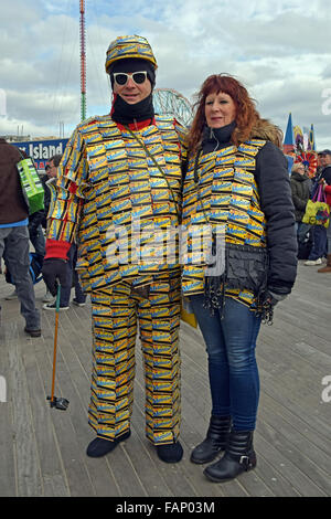 Metrocard homme Rodolico Art & ami photographié le jour de l'An sur la promenade à Coney Island, Brooklyn, New York. Banque D'Images