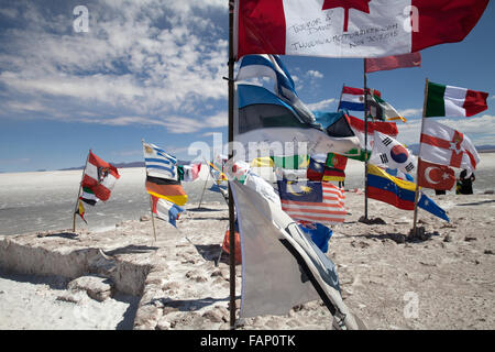 Drapeaux de différents pays voler de posts sur le Salar de Uyuni (Salines d'Uyuni en Bolivie)
