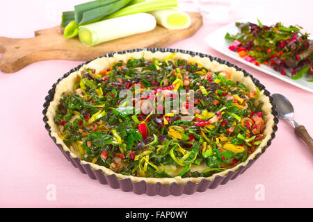 Tarte aux poireaux blettes crus et d'amande. Banque D'Images