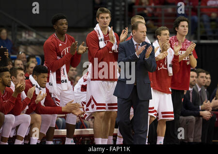 Madison, WI, USA. 2 Jan, 2016. Wisconsin coach Greg Gard cherche sur pendant le match de basket-ball de NCAA entre le Rutgers Scarlet Knights et le Wisconsin Badgers au Kohl Center à Madison, WI. Le Wisconsin a défait 79-57 Rutgers. John Fisher/CSM/Alamy Live News Banque D'Images