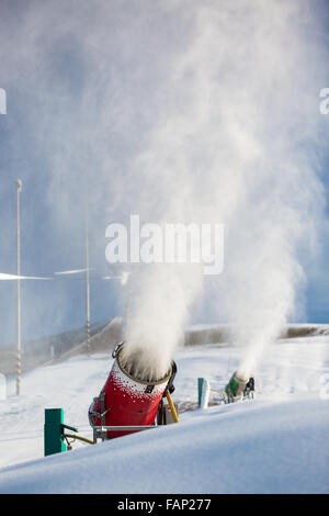 Machine à Neige Neige artificielle de rupture sur une pente de ski permettra pour la saison de ski pour démarrer Banque D'Images