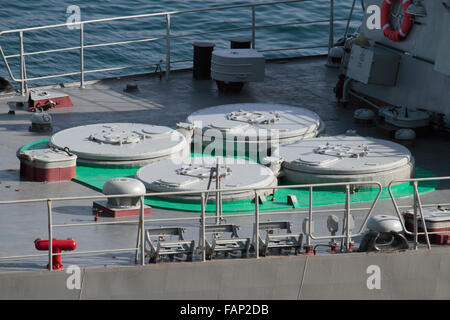 SA-N-9 Gauntlet ou Kinzhal lance-missiles surface-air sur le pont avant de la frégate de la marine russe Yaroslav Mudry Banque D'Images