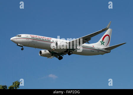 Royal Air Maroc Boeing 737-800 en approche sur l'aéroport de Londres Heathrow Banque D'Images