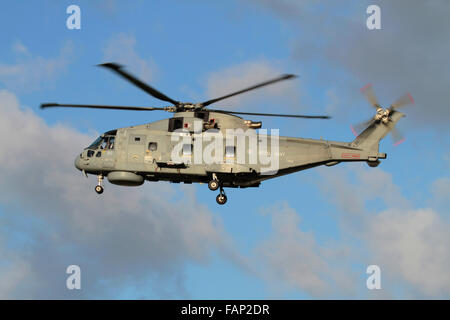 Hélicoptère AgustaWestland Merlin HM2 de la Royal Navy en vol avec roues vers le bas Banque D'Images