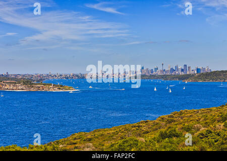 Le port de Sydney et têtes ville lointaine CBD de North Head sur une journée ensoleillée Banque D'Images