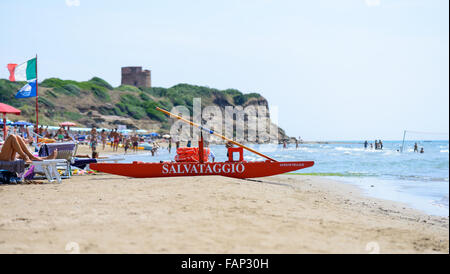 Rome, Italie - 12 août 2015 : les gens s'amuser et se détendre dans une plage italienne, un bateau de sauvetage rouge dans l'avant Banque D'Images