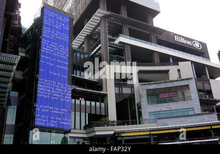 Problème d'ordinateur avec l'écran LCD à l'écran publicitaire en bord de Central Festival shopping center à Pattaya en Thaïlande Banque D'Images