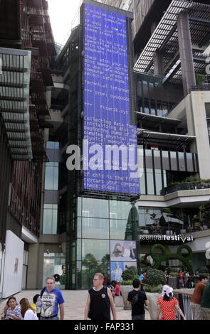 Problème d'ordinateur avec l'écran LCD à l'écran publicitaire en bord de Central Festival shopping center à Pattaya en Thaïlande Banque D'Images