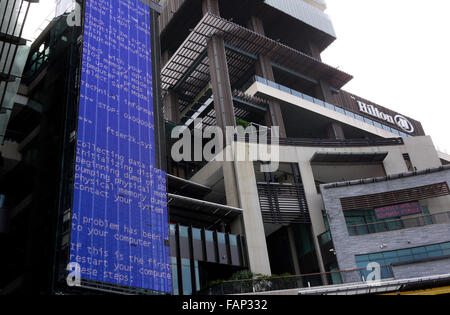 Problème d'ordinateur avec l'écran LCD à l'écran publicitaire en bord de Central Festival shopping center à Pattaya en Thaïlande Banque D'Images