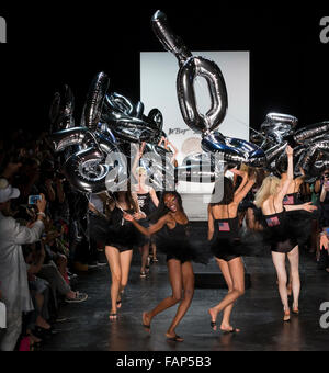 New York, NY - 11 septembre 2015 : Modèles à pied la piste à l'Betsey Johnson fashion show NYFW S/S 2016 Banque D'Images