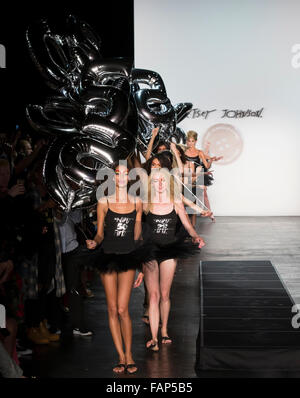 New York, NY - 11 septembre 2015 : Modèles à pied la piste à l'Betsey Johnson fashion show NYFW S/S 2016 Banque D'Images