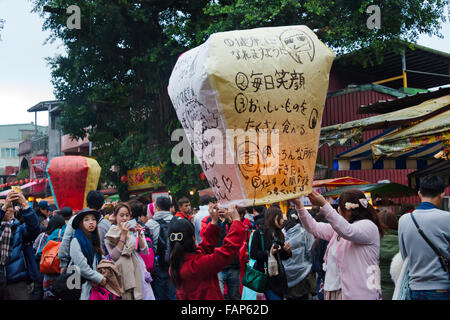 Libération de Sky Lantern écrit avec de bons souhaits au cours de Chinese Lantern Festival, Shifen Old Street, Taiwan Banque D'Images