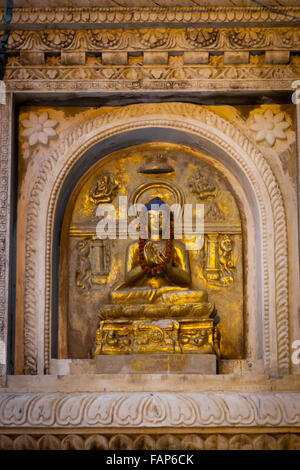 Golden Buddha image sur le mur de temple de la Mahabodhi, Bihar, Inde. Banque D'Images