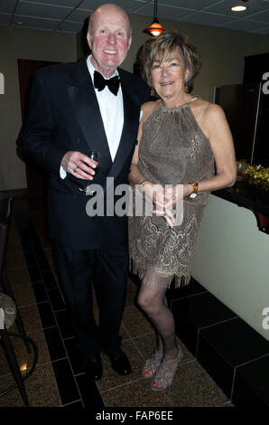 Happy senior couple in formal attire bénéficiant d'une soirée à une fête des Oscars. Edina Minnesota MN USA Banque D'Images