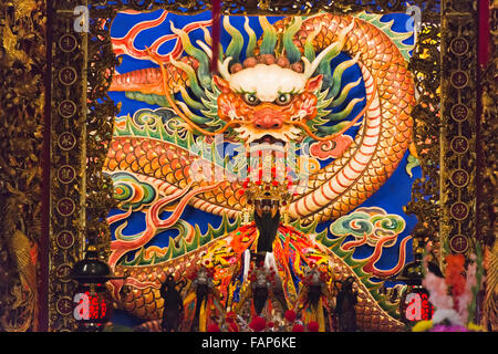 Statue et dragon dans un hall à Cihji Palace en étang de lotus, Kaohsiung, Taiwan Banque D'Images